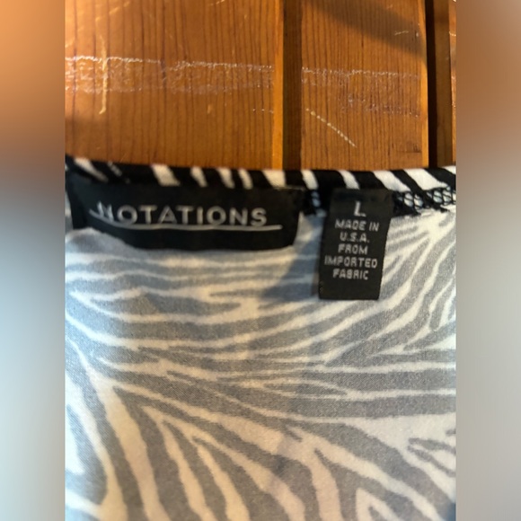 Zebra print v-neck top - Picture 3 of 4